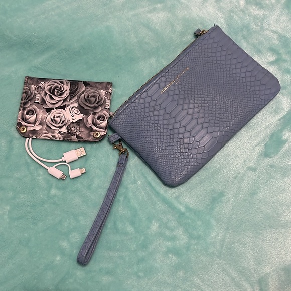Purse with built in phone charger! - Picture 2 of 4